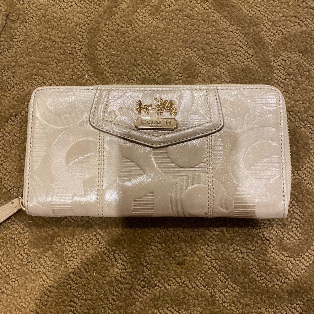 Coach zippy wallet. Pretty iridescent color. Perfect condition
